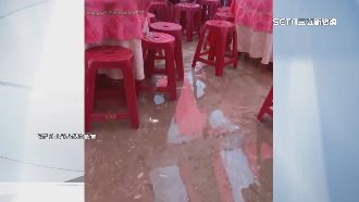 真的「流水席」！大雨狂淹…眾淡定吃大餐