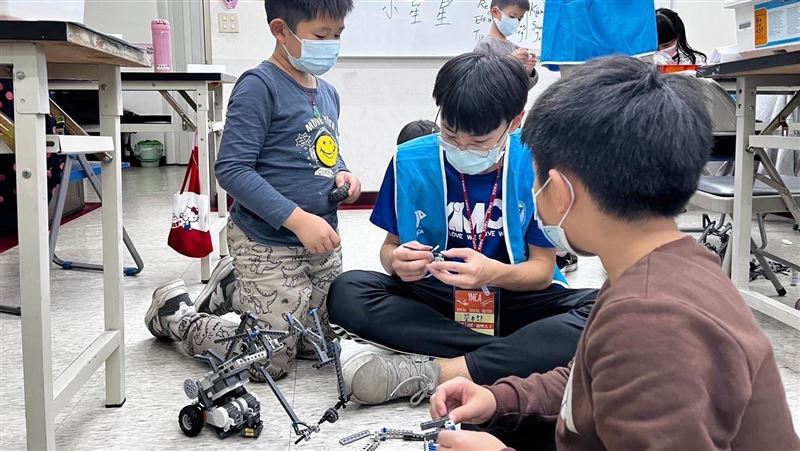 天冷澆不熄熱情！台中機器人美語營嗨翻