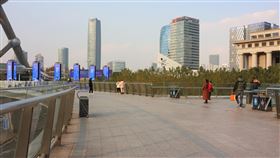 防疫放寬報復性消費沒來  上海街景冷清（2）上海市官方密集地放寬防疫措施，地鐵、餐廳不再查驗核酸檢測陰性證明，民眾外出意願卻愈趨降低，知名觀光景點區域未見人潮。圖為17日上海市地標景點浦東陸家嘴東方明珠廣播電視塔周邊天橋，為一取景拍照熱點，這天卻未見人潮。中央社記者李雅雯上海攝  111年12月19日