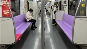 疫情打亂城市生氣  上海地鐵單日客運量大減（1）COVID-19疫情蔓延，民眾外出意願降低，上海市地鐵單日客運量大減，12月18日僅有243.7萬人次，遠低於過往人次數。圖為17日週六下午，列車停靠地鐵南京東路站車廂內畫面，旅客人數相當少，南京東路站鄰近外灘、商業街等觀光熱點。 中央社記者李雅雯上海攝  111年12月19日