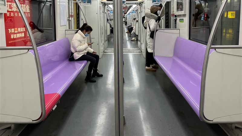 疫情打亂城市活力　上海地鐵客運量大減
