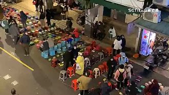 獨／爭龍山寺點燈！現場直擊民眾漏夜搶排