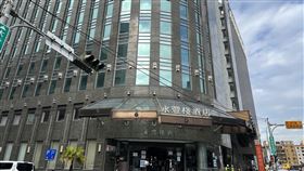 台中永豐棧酒店12/16起停業（2）台中永豐棧酒店新舊東家爆發租約糾紛，創辦人何豐棧15日在記者會中對酒店目前狀況表達痛心，認為26年品牌聲譽被毀，已向台中市觀光旅遊局申請核准，將從16日起暫停營業，整修內部。中央社記者郝雪卿攝  111年12月15日