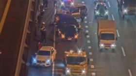 國道一號北上東湖交流道前方發生四車追撞事故。（圖／翻攝1968）