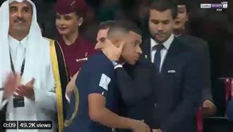 馬克宏抱姆巴佩安慰　竟成世足最尷尬一幕