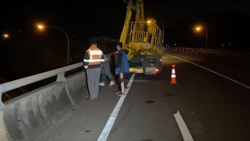 施工吊籃國三遭撞　工人4公尺高摔落骨折