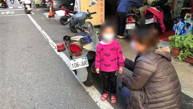 3歲女童被「盤查」當街大哭　暖心真相曝