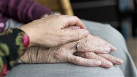 老人家手、老奶奶、奶奶、祖孫、婆媳、母女　示意圖／pixabay