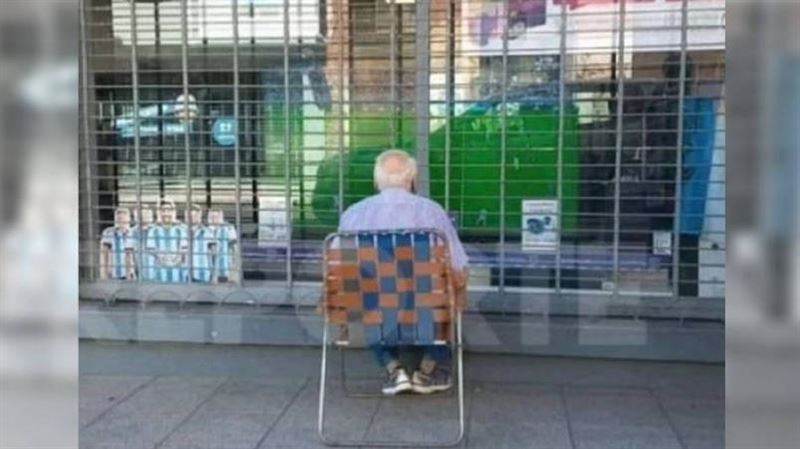 阿根廷老翁獨坐賣場外看球　心酸照流出