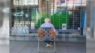 阿根廷老翁獨坐賣場外看球　心酸照流出