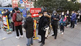 疫情飆升  中國開放基層醫療機構招聘退休人員中國疫情飆升迅速蔓延，中國國家衛健委官員15日宣布，為了提升基層應對能力，可以招聘近5年來已經退休的工作人員，充實到基層醫療衛生機構。圖為15日，上海民眾在醫院外排隊。（中新社提供）中央社  111年12月15日