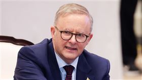 澳洲總理APEC場外遭台媒包圍  不發一語快步離去外媒報導，澳大利亞總理艾班尼斯（Anthony Albanese）表示，澳洲很可能不會支持台灣推動加入CPTPP；艾班尼斯18日在APEC會場媒體中心舉行記者會後被台灣媒體包圍追問相關議題，完全不發一語，快步離去。圖為艾班尼斯出席APEC峰會畫面。中央社記者王騰毅攝  111年11月18日