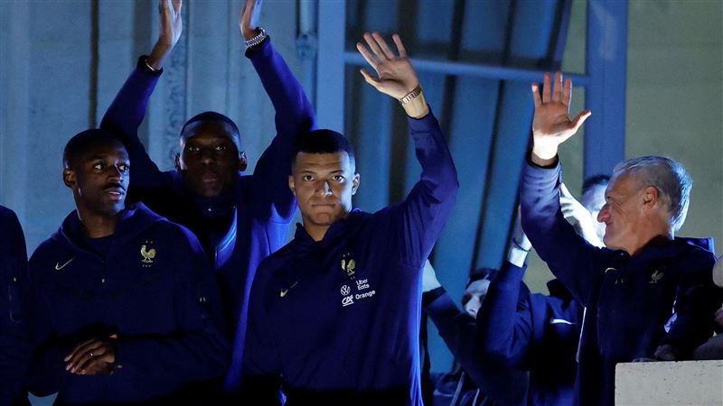 5萬球迷歡迎法國隊返國　姆巴佩臉仍超臭