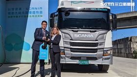 台泥企業團所屬台灣通運今(20)日攜手Scania Taiwan共同舉辦「電動大貨卡新車發布會」，宣布亞太地區第一輛電動大貨車正式在台灣掛牌啟用。（圖/記者戴玉翔攝影）