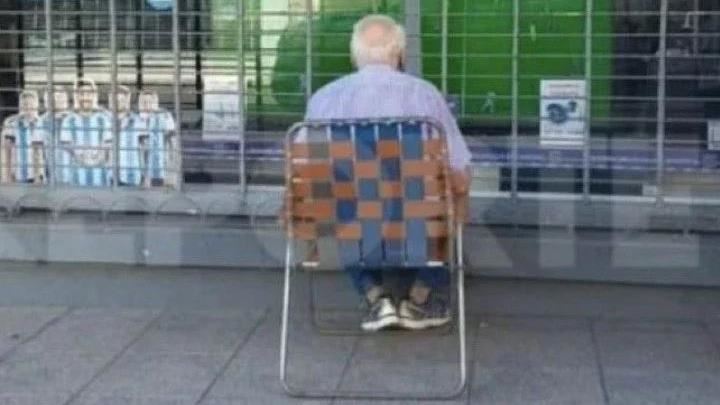 83歲翁「獨坐店外看世足」！結局驚呆眾人