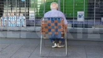 83歲翁「獨坐店外看世足」！結局驚呆眾人