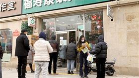 中國多地缺藥  工信部：加大供給精準投放中國多地傳出缺藥，工信部官員14日說，已千方百計推動企業迅速擴能擴產，加大重點藥物市場供給，引導合理有序精準投放。圖為北京一家藥局12日民眾排長龍買藥。（中新社提供）中央社  111年12月14日