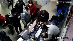 中國醫護、醫師暈倒（AP／Viral Press、CCTV 授權）