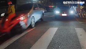婦人騎車遭攔腰撞飛　網喊不意外反遭罵翻（圖／翻攝畫面）