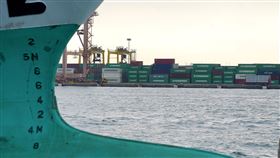 11月出口年減13.1%連3黑（1）受全球景氣下行拖累，財政部7日公布11月出口金額361.3億美元、年減13.1%。圖為高雄港區碼頭內貨櫃堆疊。中央社記者董俊志攝  111年12月7日