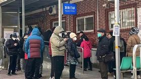 上海醫院大排長龍！群眾排到體力不支昏厥　等5hr只發2粒退燒藥