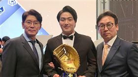 ▲KT巫師監督李強喆與朴炳鎬合影。（資料照／取自KT巫師FB）