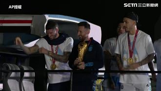 粉絲送「忍者龜」玩偶　梅西逗趣反應曝光