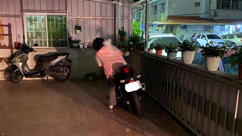 買檔車被阻　深夜見老媽1舉：身體很誠實
