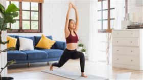 「高血壓」號稱無聲殺手，一不注意就可能對心血管造成巨大傷害。所幸《加拿大心臟病學期刊》刊載研究指出，經常採取「瑜珈」運動，可以幫助改善高血壓患者的靜息收縮壓與心率，且每日僅做15分鐘就能達到效果。