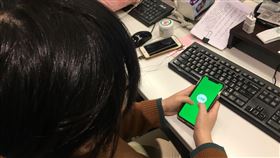 LINE,通訊軟體,聊天,視訊,滑手機,低頭族,示意圖／記者林奇樺攝影