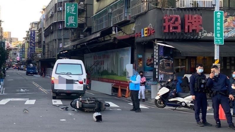 被左轉車擊落！三重機車騎士「一度休克」