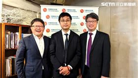 中國信託ESG金融收益多重資產基金2023年1月9日至13日開募。圖左至右為中信投信總經理張浴澤、中國信託ESG金融收益多重資產基金經理人張勝原、中國信託投信投資長楊定國。（圖／記者戴玉翔攝影）