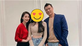 蔡詩萍（右）乖乖聽女兒的話，只能發一張合照。（圖／翻攝自蔡詩萍FB）