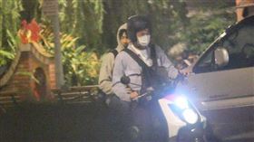 ▲沒戴安全帽的黃柏峰竟然用帽T混充讓王新凱載走。（圖／本刊攝影組／CTWANT提供）