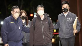 高虹安涉詐領助理費案　陳奐宇移送北檢複訊台北地檢署偵辦民眾黨籍新竹市長當選人高虹安涉詐領助理費案，15日約談多人到案，其中，高虹安辦公室主任陳奐宇（右2）晚間移送北檢複訊。中央社記者張皓安攝　111年12月15日