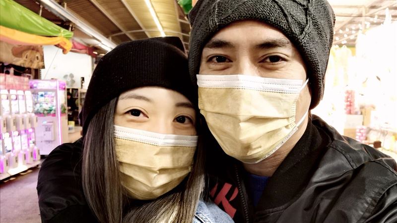 無預警秀超閃婚戒　金鐘視帝浪漫甜摟愛妻