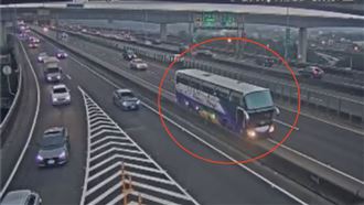 扯爆！台66線驚見「遊覽車倒退嚕」畫面曝