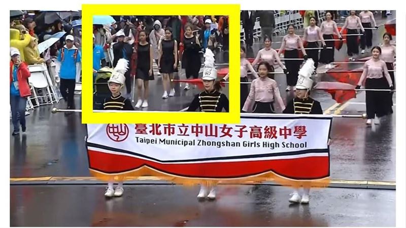 中山女中樂旗隊　寒流「無袖短裙」表演