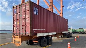 ▲停放在台中港第32號碼頭貨櫃場的空櫃內，發現一具女屍。（圖／翻攝畫面）