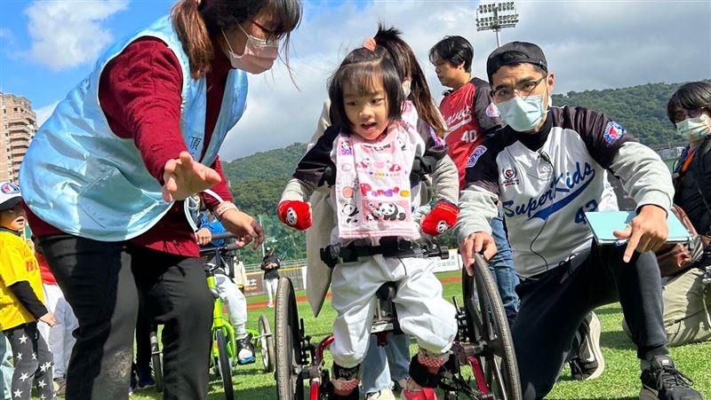 頂新和德與味全龍助300位身障兒圓棒球夢