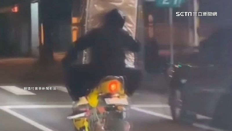 騎機車載「大型家具」　目擊駕駛憂釀車禍