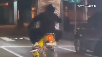 騎機車載「大型家具」　目擊駕駛憂釀車禍