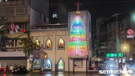 ▲內湖聖母升天天主堂用回收寶特瓶製作聖誕樹。（圖／記者劉彥池攝影）