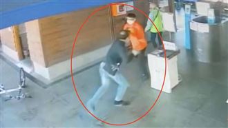 逃票男「失控爆打」2站務員！台鐵怒了