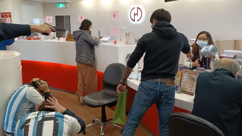 梅西害世足輸錢搶銀行！警防搶演練超逼真