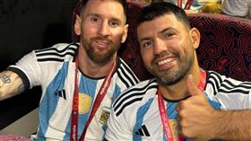 阿奎羅（右）與梅西（左）感情深厚，兩人甚至還是彼此小孩的教父。（圖／翻攝自IG）
