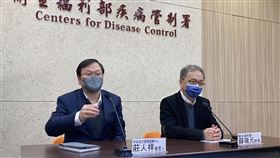 薛瑞元在莊人祥陪同下，傍晚臨時在疾管署記者室舉行記者會，回應有關回應郭台銘董事長說法。（圖／記者簡浩正攝影）