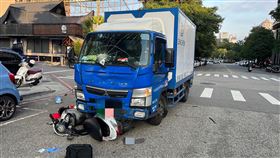 台中小貨車與機車碰撞  騎士命危台中市南屯區大觀路與向學路口21日下午3時59分許發生小貨車與機車碰撞事故，小貨車前車頭受損，駕駛無明顯受傷，但機車兩側車身受損，騎士頭部及身體多處受傷，消防人員到場時，發現騎士已無生命跡象，緊急送醫搶救。（民眾提供）中央社記者郝雪卿傳真  111年12月21日