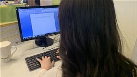 上班,正妹,OL,美女,長髮,寫作業,打報告,用電腦,示意圖,不用寫記者名