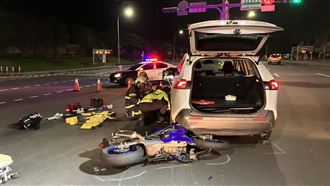 計程車鬼切左轉　黃牌重機女撞進車底命危